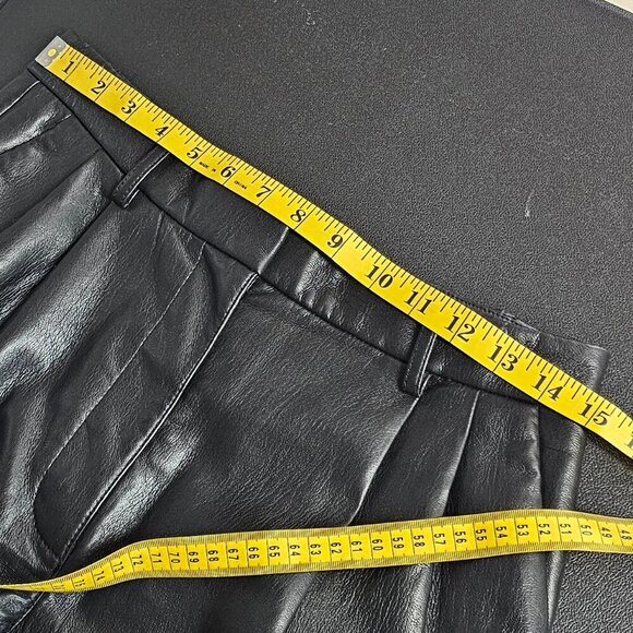Aritzia Wilfred Limerick Short, Vegan Leather, High Rise, Black, Pleated, Size 6 - Picture 4 of 9